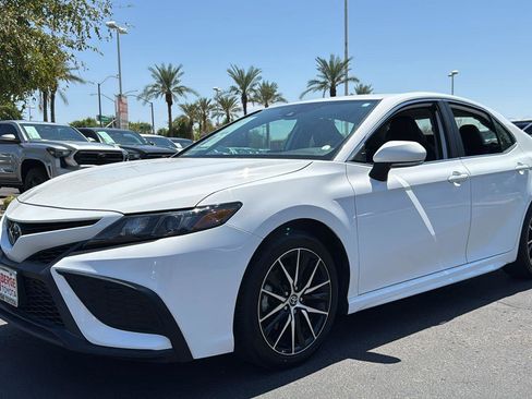 Used 2023 Toyota Camry SE image 3