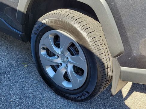 Used 2021 Toyota RAV4 LE image 10