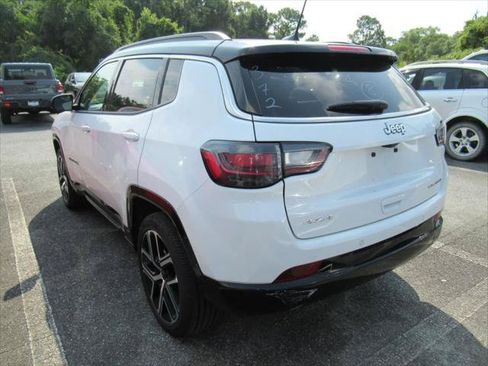 Certified 2025 Jeep Compass Limited w/ Elite Group AWD/4WD image 3