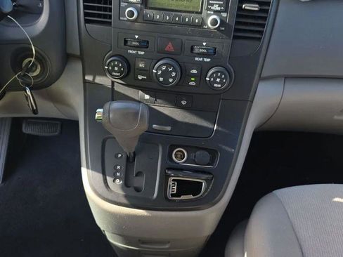 Used 2009 Kia Sedona LX image 17