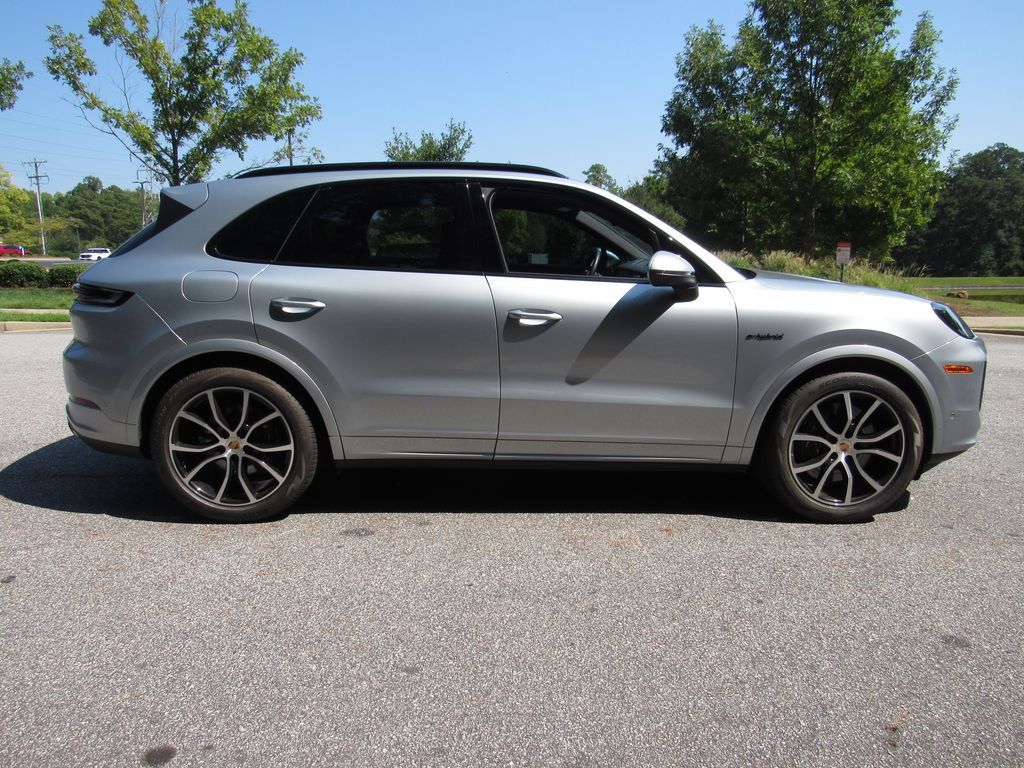 Certified 2025 Porsche Cayenne E-Hybrid AWD/4WD image 8