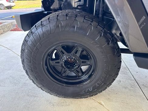 Used 2018 Jeep Wrangler Unlimited Sahara w/ Connectivity Group AWD/4WD image 30