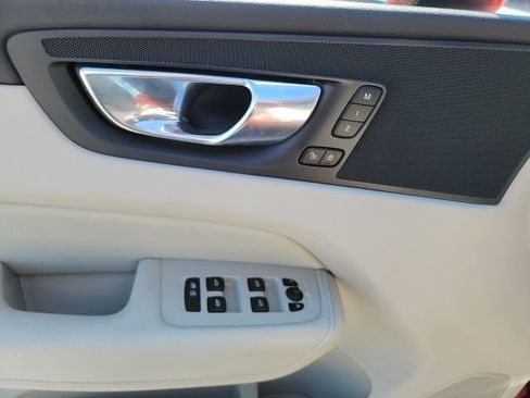 Used 2021 Volvo XC60 T5 Momentum image 12