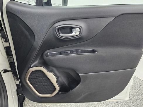 Used 2017 Jeep Renegade Latitude FWD image 20