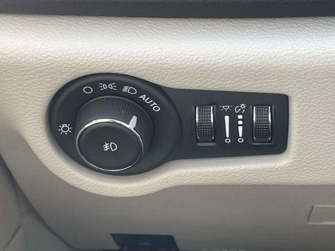 Used 2024 Chrysler Pacifica Touring-L FWD image 25