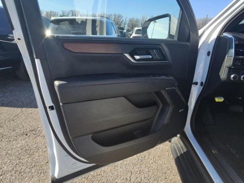 Used 2025 GMC Yukon XL Denali image 6