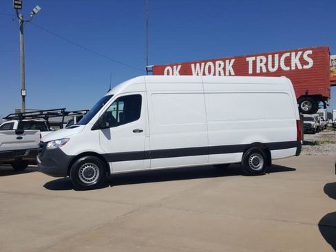 Used 2021 Mercedes-Benz Sprinter 2500 image 2
