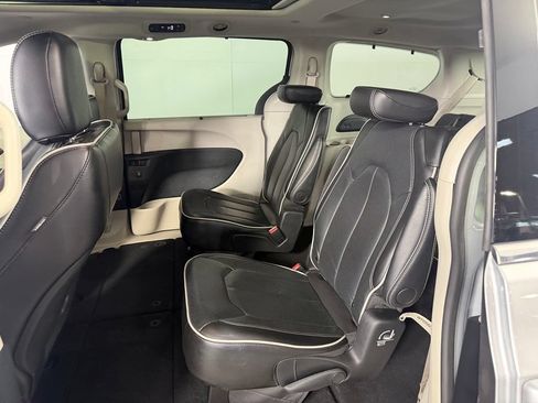 Used 2024 Chrysler Pacifica Limited FWD image 27