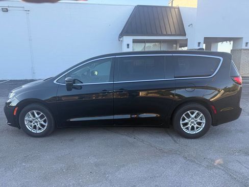 Used 2023 Chrysler Pacifica Touring-L image 4