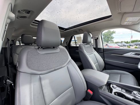 New 2026 Ford Explorer Active w/ Active Comfort Package AWD/4WD image 13