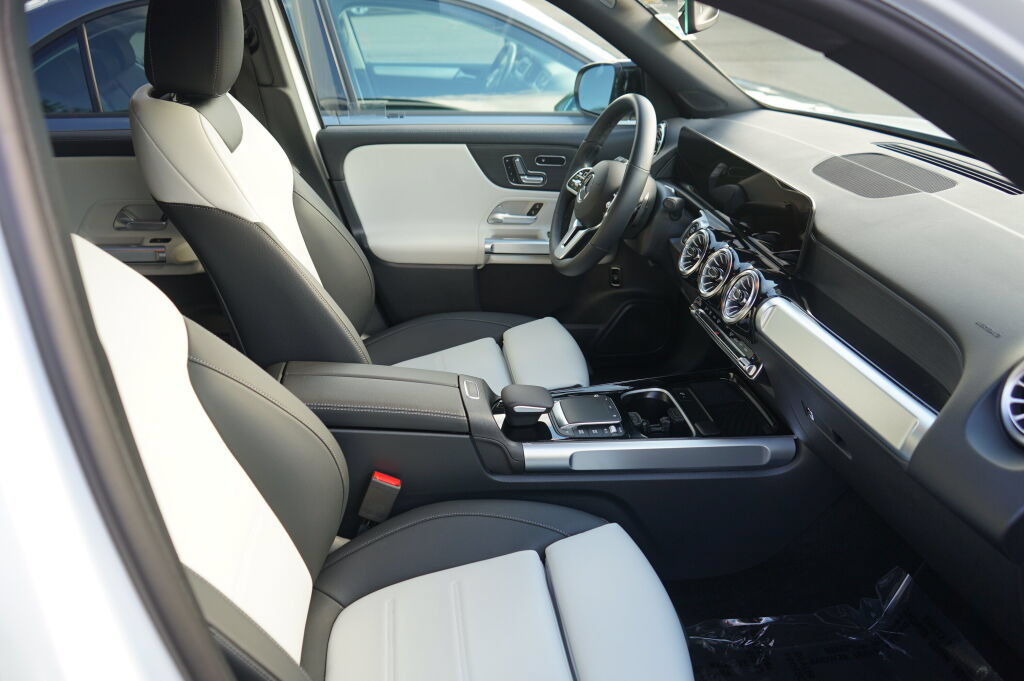 Used 2023 Mercedes-Benz GLB 250 4MATIC image 34