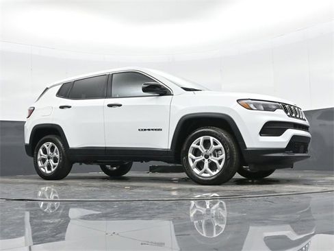 Used 2025 Jeep Compass Sport image 40