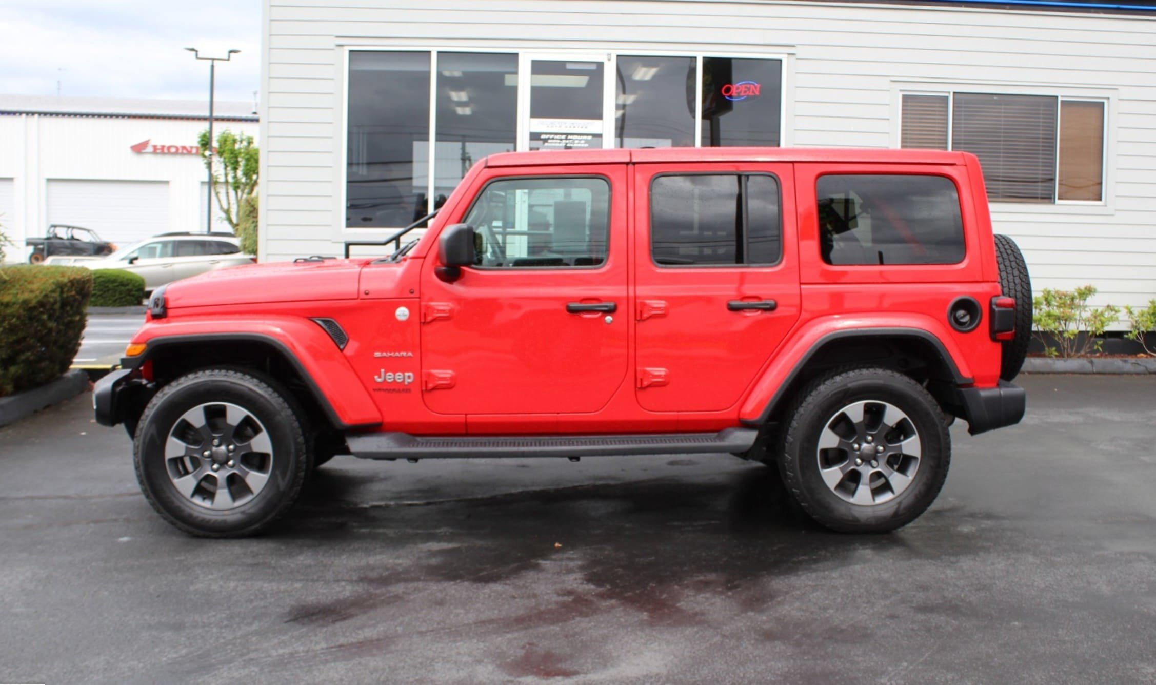 Used 2018 Jeep Wrangler Unlimited Sahara w/ Uconnect 4C Nav & Sound Group AWD/4WD image 3