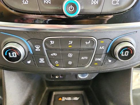 Used 2023 Chevrolet Traverse LT FWD image 22