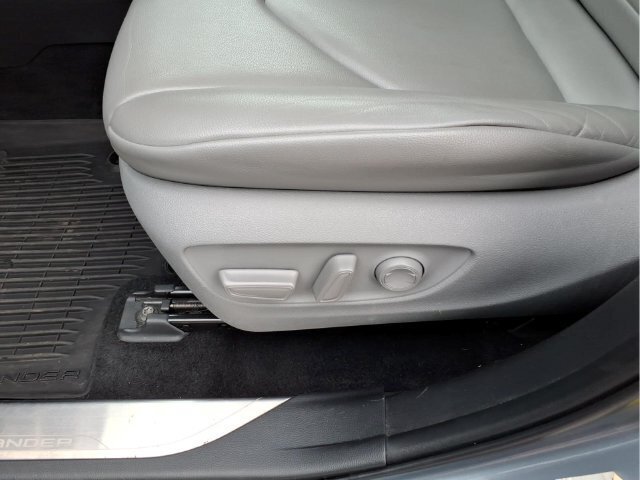 Used 2022 Toyota Highlander XLE AWD/4WD image 22