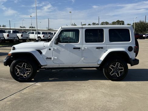Used 2025 Jeep Wrangler Sahara image 8
