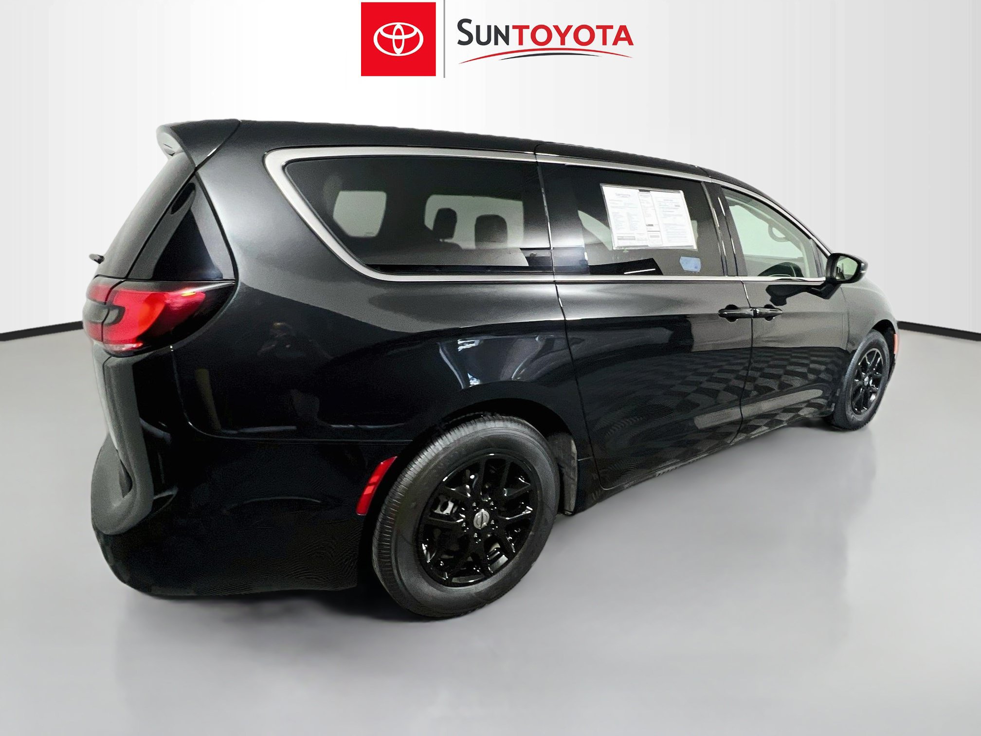 Used 2023 Chrysler Pacifica Touring-L FWD image 4