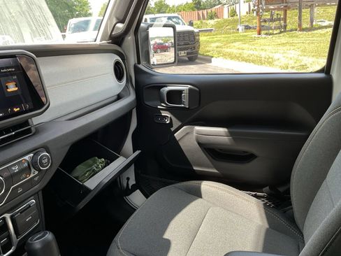Used 2024 Jeep Gladiator Sport AWD/4WD image 38