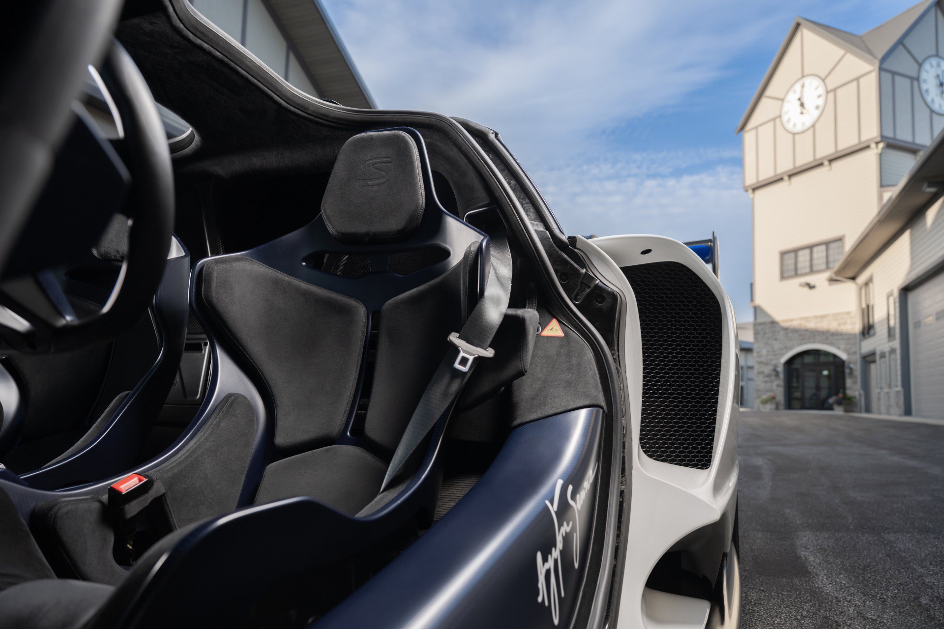 Used 2019 McLaren Senna RWD image 28