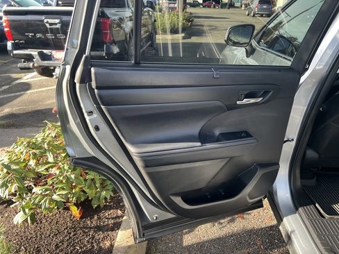 Certified 2024 Toyota Highlander XLE image 15