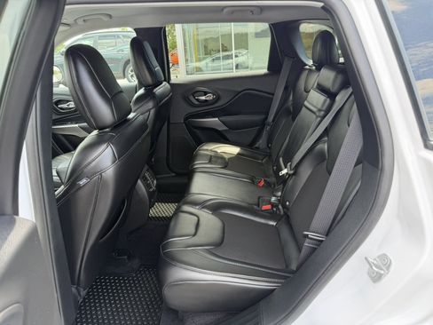 Used 2019 Jeep Cherokee Latitude Plus w/ Comfort/Convenience Group AWD/4WD image 18