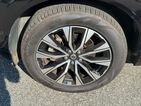 Used 2023 Volvo XC60 B5 Plus FWD image 11