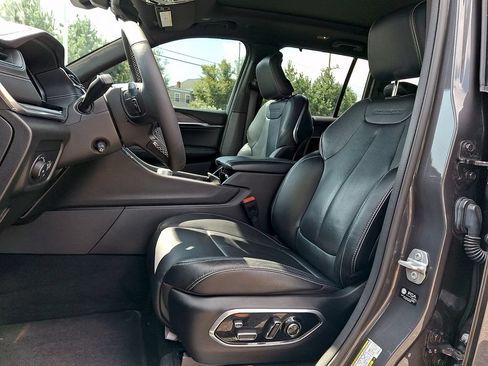 Used 2024 Jeep Grand Cherokee Overland w/ Luxury Tech Group IV AWD/4WD image 15
