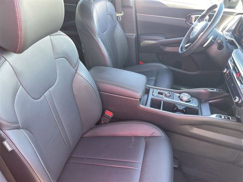 Certified 2025 Kia Sorento EX image 10
