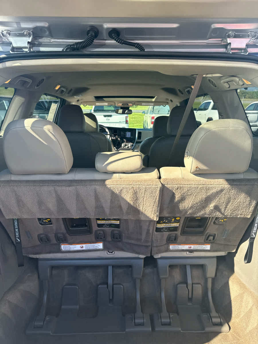 Used 2018 Toyota Sienna XLE w/ XLE Navigation Package FWD image 19