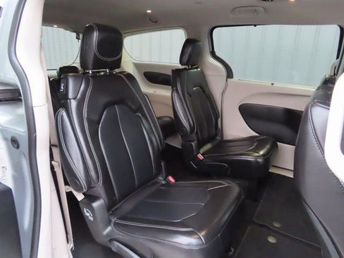 Used 2024 Chrysler Pacifica Touring-L FWD image 29