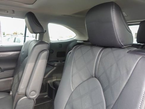 Used 2024 Toyota Highlander Platinum image 11