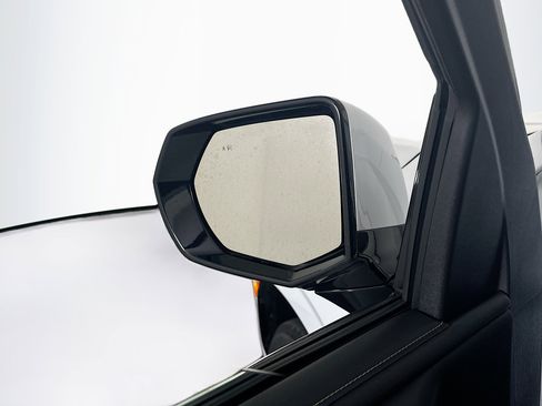 Used 2024 GMC Yukon SLT image 16