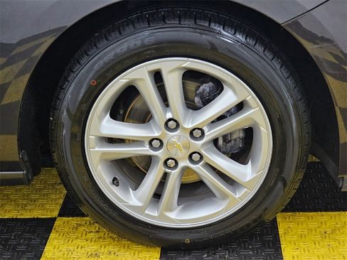 Used 2017 Chevrolet Cruze LT image 9