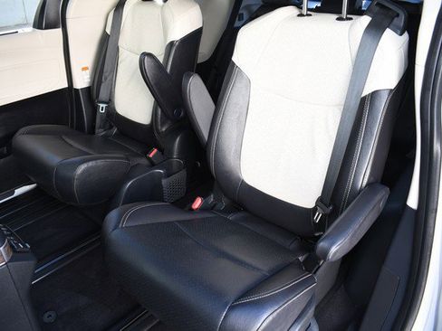 Certified 2025 Toyota Sienna Platinum image 23