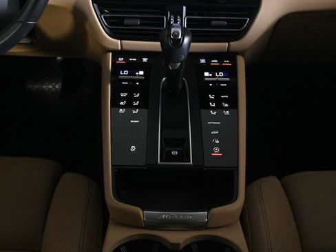 Certified 2024 Porsche Macan AWD/4WD image 16