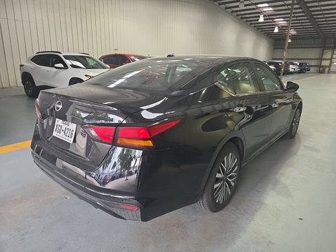 Used 2025 Nissan Altima 2.5 SV FWD image 9