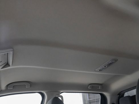 Used 2017 Nissan Titan SV image 28