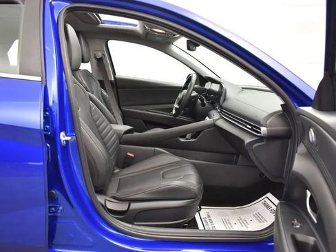 Used 2025 Hyundai Elantra Limited image 16