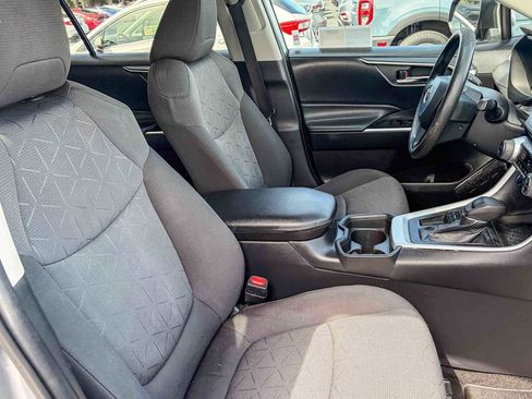 Used 2021 Toyota RAV4 XLE w/ Convenience Package FWD image 16