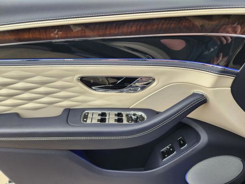 Used 2021 Bentley Flying Spur W12 image 30