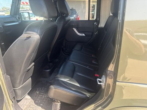 Used 2015 Jeep Wrangler Unlimited Rubicon w/ Connectivity Group AWD/4WD image 16