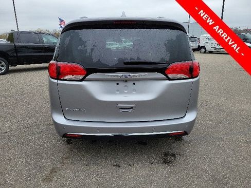 Used 2018 Chrysler Pacifica Touring-L Plus FWD image 4