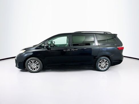 Used 2020 Toyota Sienna XLE image 4