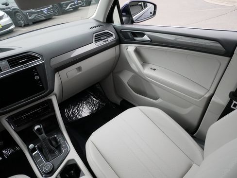 Certified 2023 Volkswagen Tiguan SE image 11