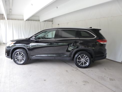 Used 2019 Toyota Highlander XLE AWD/4WD image 26