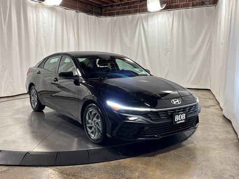 Used 2025 Hyundai Elantra Hybrid FWD image 10