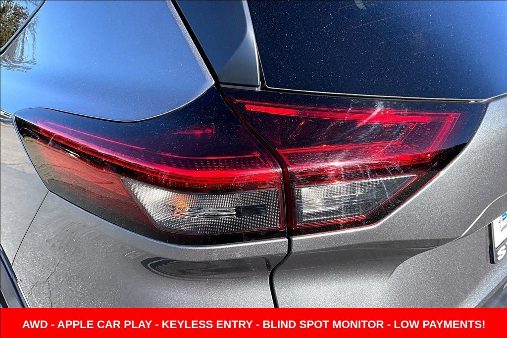 Used 2023 Nissan Rogue S AWD/4WD image 22