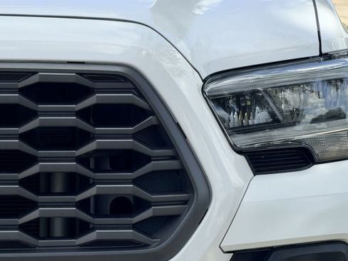 Used 2022 Toyota Tacoma TRD Sport w/ Technology Package RWD image 5