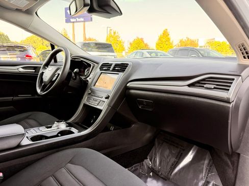 Used 2019 Ford Fusion SE FWD image 20