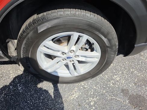 Used 2024 Ford Explorer XLT RWD image 7